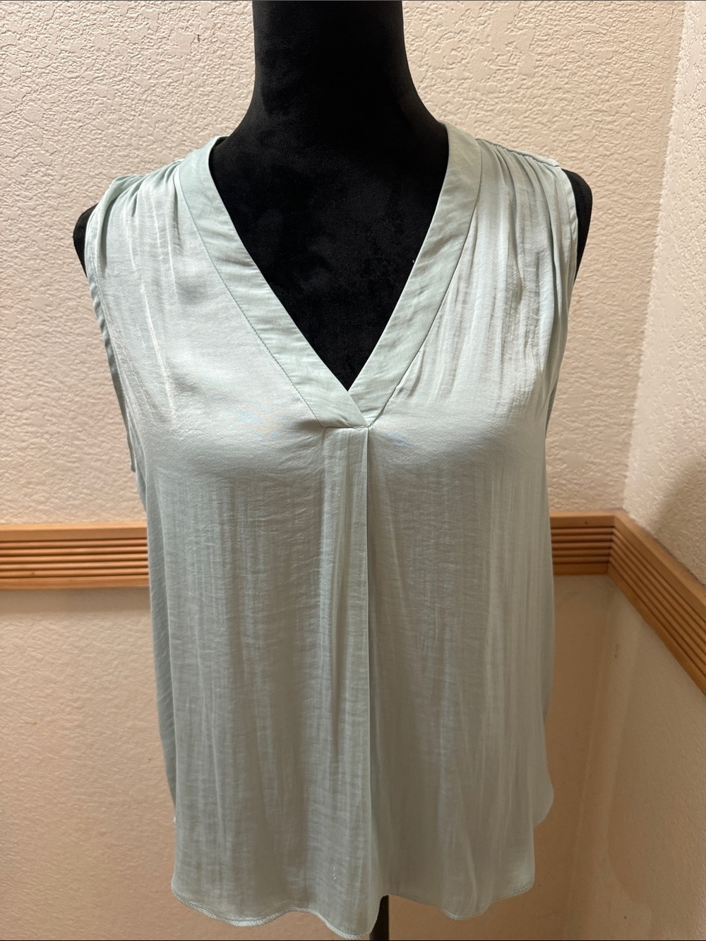 Vince Camuto seamfoam green Sleeveless V-Neck Blouse Size M